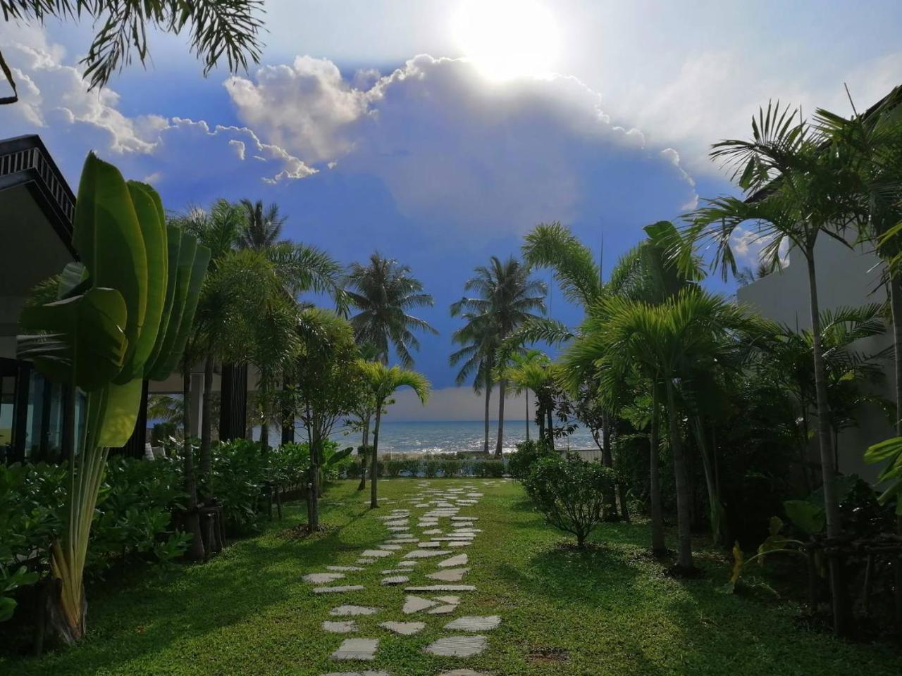 Tungtong Beach Villas Thap Sakae Exterior photo