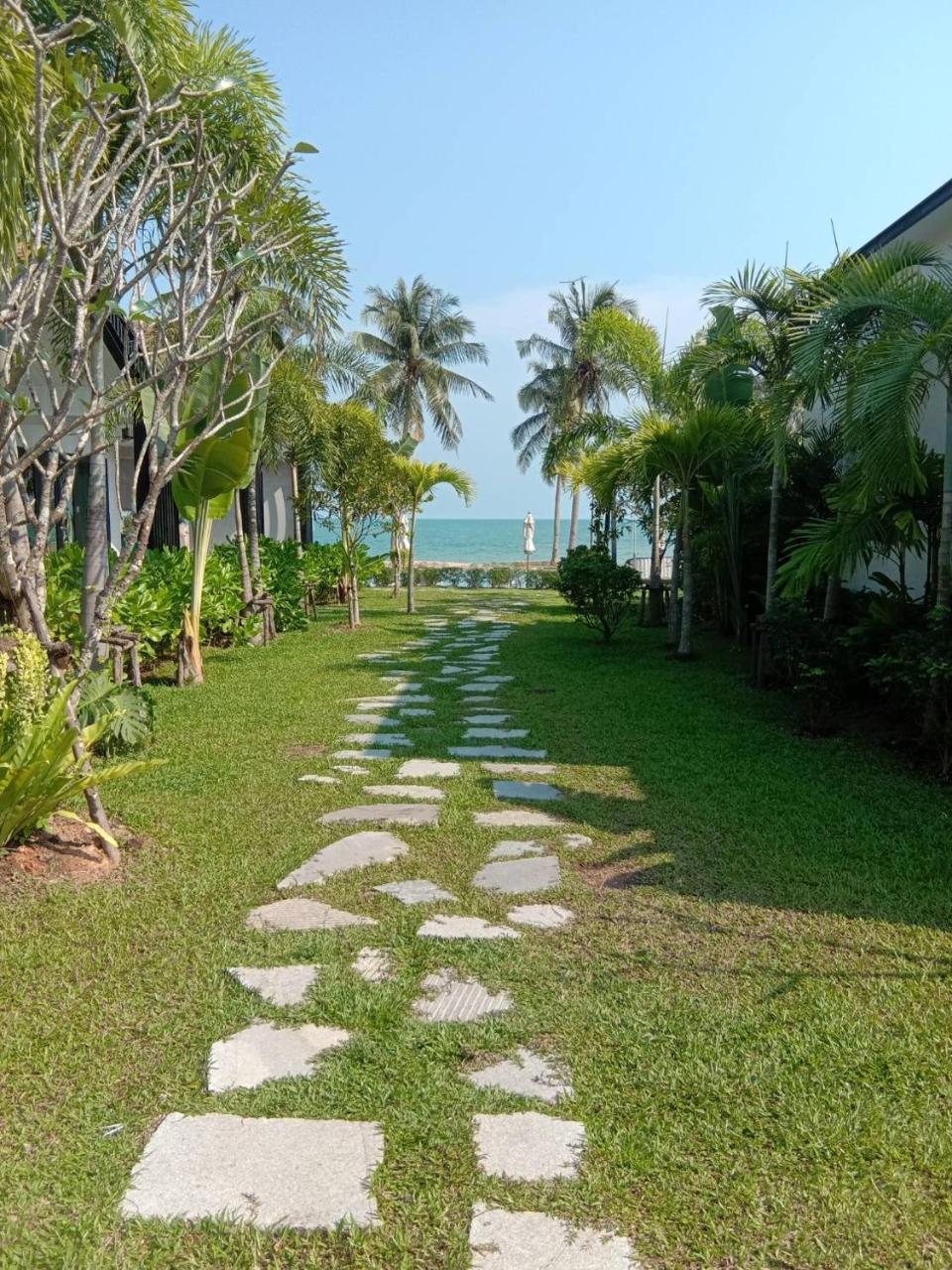 Tungtong Beach Villas Thap Sakae Exterior photo